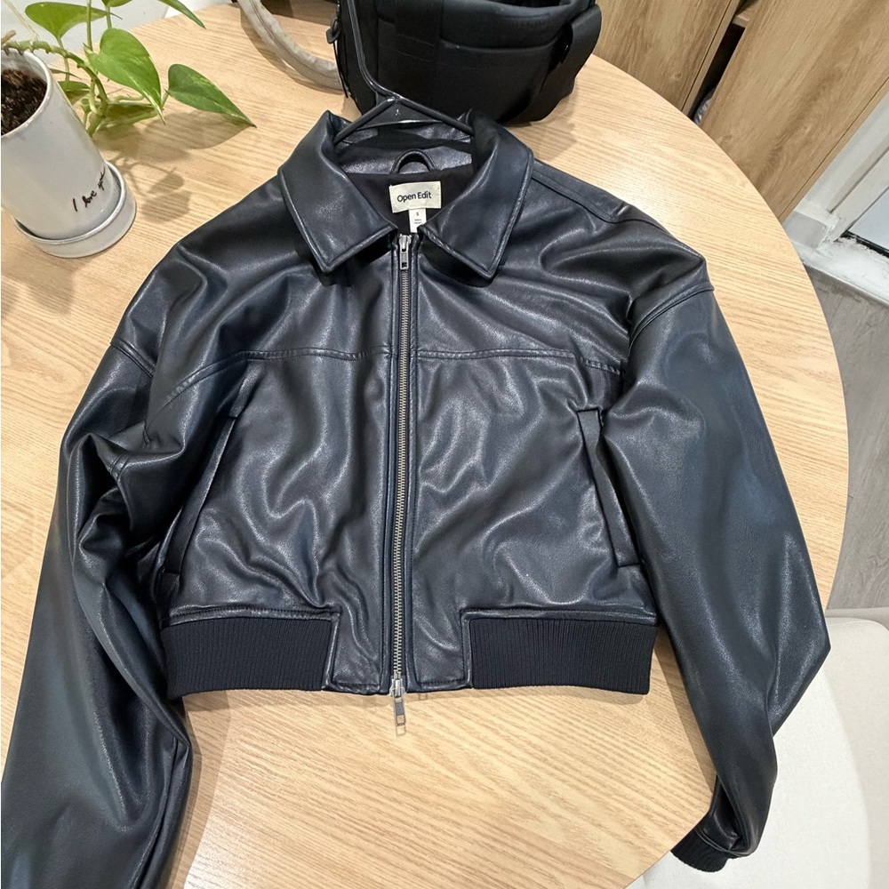 Elegant Black Faux Leather Bomber Jacket
Size small - great condition